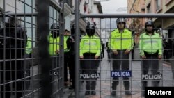 Policías bloquean un acceso al palacio de gobierno ante una manifestación, en Quito, Ecuador, el 19 de enero de 2023.