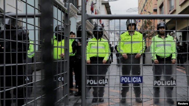 Policías bloquean un acceso al palacio de gobierno ante una manifestación, en Quito, Ecuador, el 19 de enero de 2023.