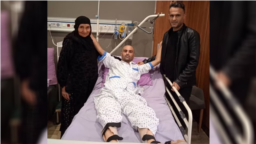 میثم پیرفلک در بیمارستان در کنار خانواده‌اش