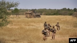 (ARSIP) Tentara Prancis menjaga daerah pedesaan selama Operasi Barkhane di Burkina Faso utara, 12 November 2019.(MICHELE CATTANI / AFP )