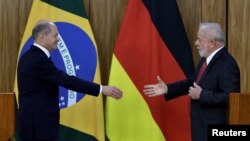 올라프 숄츠 독일 총리와 루이스 이나시우 룰라 다시우바 브라질 대통령이 30일 브라질리아에서 회담했다.