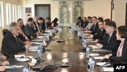 পাকিস্তান প্রেস ইনফরমেশন ডিপার্টমেন্ট (পিআইডি) থেকে প্রকাশিত এই ছবিতে ইসলামাবাদে অর্থ মন্ত্রণালয়ে পাকিস্তানি এবং আন্তর্জাতিক মুদ্রা তহবিলের কর্মকর্তাদের বৈঠক দেখানো হয়েছে। ৩১ জানুয়ারী, ২০২৩। 