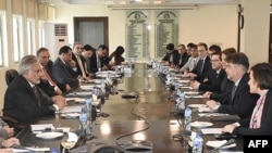 Sejumlah pejabat Pakistan dan delegasi Dana Moneter Internasional (IMF) bertemu dalam sebuah rapat di kantor Kementerian Keuangan Pakistan di Islamabad pada 31 Januari 2023. (Foto: AFP/Pakistan Press Information Department)