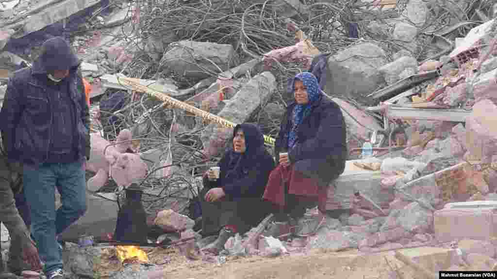 Enkazdan gelen en küçük bir sese dikkat kesilen depremzedeler umut ve hüznü birarada yaşıyor.&nbsp;&nbsp;