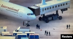 Sebuah pesawat carter, menerbangkan 200 tahanan politik yang dibebaskan dari Nikaragua tiba di Bandara Internasional Dulles di Virginia, luar Washington, AS, 9 Februari 2023. (WJLA TV via ABC via REUTERS)