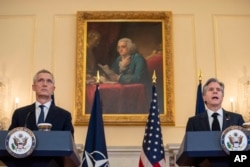Državni sekretar Antony Blinken i generalni sekretar NATO-a Jens Stoltenberg govore na konferenciji za novinare poslije sastanka u State Departmentu u Washingtonu, 8. februar 2023. (Foto: AP/Jacquelyn Martin)