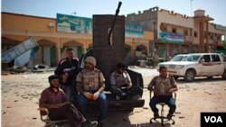 Rebeldes libios se toman un momento para descansar en medio de un violento conflicto que se ha prolongado meses.