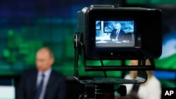 Presiden Rusia Vladimir Putin terlihat di layar kamera di studio saluran televisi RT Rusia di Moskow, Rusia. (Foto: AP)