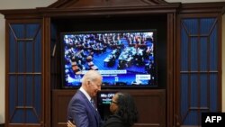 El presidente de EE. UU., Joe Biden, abraza a la jueza Ketanji Brown Jackson mientras observan la votación del Senado sobre su nominación para ser jueza de la Corte Suprema, desde la Casa Blanca en Washington, DC el 7 de abril de 2022. (Foto de MANDEL NGAN / AFP)