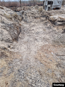 Huellas de vehículos pesados en las trincheras que según Ucrania cavaron las tropas rusas cerca de la planta nuclear de Chernóbil. [Foto: cortesía de Evgen Kramarenko]