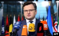 Menteri Luar Negeri Ukraina Dmytro Kuleba berbicara kepada pers sebelum pertemuan para menteri luar negeri NATO di markas NATO, di Brussels, pada 7 April 2022. (Foto: AFP)