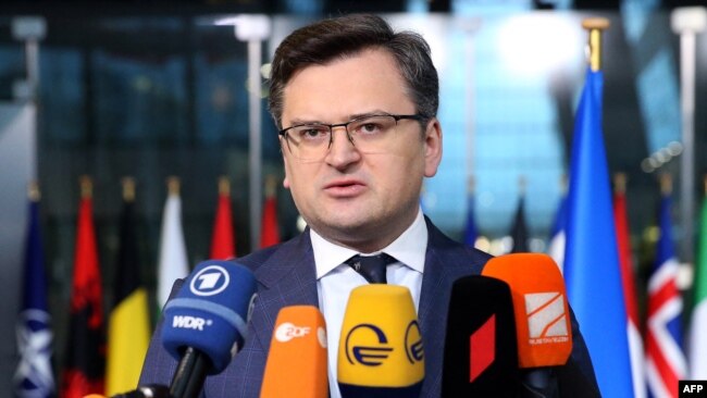 El ministro de Relaciones Exteriores de Ucrania, Dmytro Kuleba, habla con la prensa antes de una reunión de ministros de Relaciones Exteriores de la OTAN en la sede de la OTAN, en Bruselas, el 7 de abril de 2022.