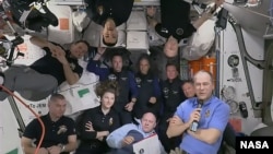 عکس دسته‌جمعی یازده نفر از فضانوردان ایستگاه فضایی بین‌المللی از جمله تیم چهارنفره از فضانوردان خصوصی شرکت هوافضایی آکسیون که روز شنبه به ایستگاه فضایی رسیدند - ۹ آوریل ۲۰۲۲ برابر با ۲۰ فروردین ۱۴۰۱ - ناسا