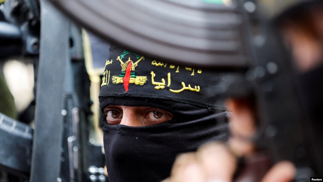 Anggota kelompok militan Jihad Palestina turut serta dalam aksi perayaan serangan yang terjadi di Israel, di Khan Younis, di selatan Jalur Gaza, pada 8 April 2022. (Foto: Reuters/Ibraheem Abu Mustafa)