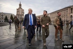 Ukrajinski predsednik Volodimir Zelenski i britanski premijer Boris Džonson u centru Kijeva, Ukrajina, 9. april, 2022. (Foto: Ukrainian Presidential Press Office via AP)