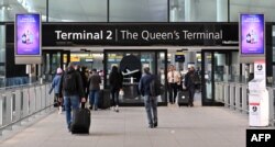 Wisatawan dan pelancong tiba di Terminal 2 Bandara Heathrow London di London barat, 6 April 2022. (JUSTIN TALLIS / AFP)
