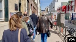 People waiting to vote in the first round of presidential elections in northern Paris. (Lisa Bryant/VOA)
