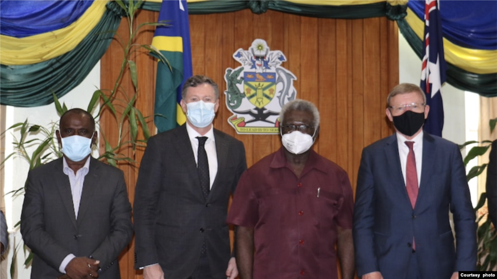 所罗门群岛总理索加瓦雷（右二）2022年4月6日与澳大利亚情报高官会晤（所罗门群岛总理办公室照片）(photo:VOA)