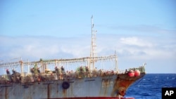 资料照片：中国“福远渔7880”号捕捞鱿鱼的渔船在太平洋航行。2016年，这艘船曾试图逃离一艘怀疑其非法捕捞鱿鱼的海军巡逻船，随后被南非扣押。船上的船员被发现拥有非法设备，在被罚款后获释。（2021年7月18日）