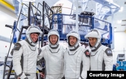 L'équipage de la mission Ax-1 d'Axiom vers la Station spatiale internationale est montré sur cette photo non datée.  De gauche à droite, Larry Connor, Michael Lopez-Alegria, Mark Pathy, Eytan Stibbe.  04h30 Image reproduite avec l'aimable autorisation de SpaceX / Axiom Space