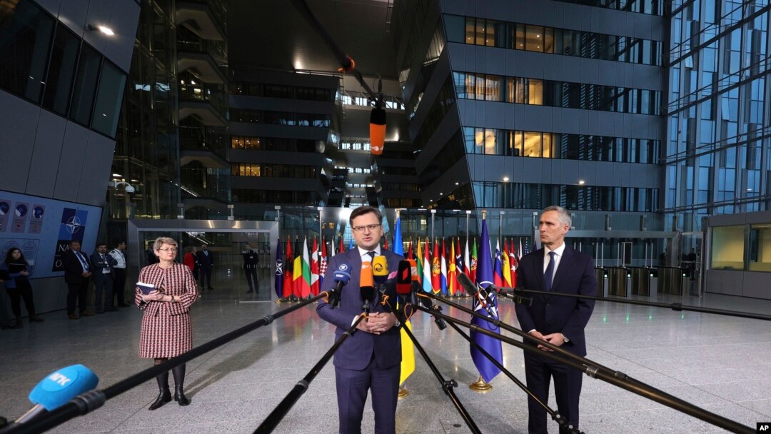 Мислам дека договорот што го нуди Украина е праведен - вие ни давате оружје, ние ги жртвуваме нашите животи, рече украинскиот министер за надворешни работи