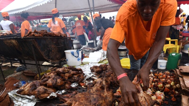 Les restaurants pleins font le bonheur et le business des Ivoiriens