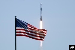 Un cohete SpaceX Falcon 9 despega de la plataforma 39A en el Centro Espacial Kennedy en Cabo Cañaveral, Florida, el viernes 8 de abril de 2022. (Foto AP/John Raoux)