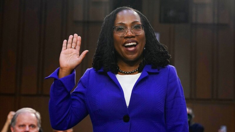 Le Sénat confirme Ketanji Brown Jackson, première femme noire juge à la Cour suprême