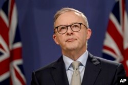 Pemimpin oposisi Partai Buruh, Anthony Albanese berbicara kepada media saat konferensi pers di Sydney, Minggu, 10 April 2022. (Foto: via AP)