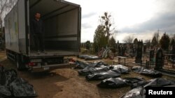 Похороны людей, чьи останки были обнаружены в поселке Буча под Киевом после выхода российских военных, 6 апреля 2022 года.