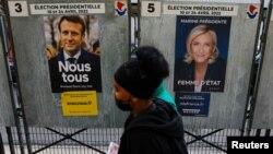 Виборчі плакати Еммануеля Макрона та Марін Ле Пен у Парижі 4 квітня 2022 р.