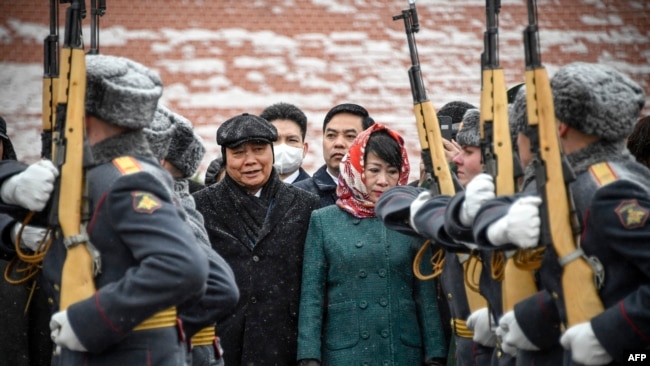 Chủ tịch nước Việt Nam duyệt đội danh dự trong lễ đặt vòng hoa tại Lăng mộ Những người lính Vô danh tại Moscow hôm 1/12/2021. Nga là nhà cung cấp vũ khí lớn nhất cho Việt Nam nhưng đang bị các chế tài của phương Tây vì cuộc xâm lược ở Ukraine.