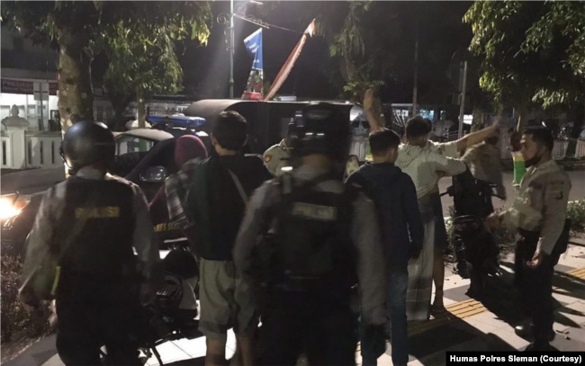 Petugas dari Polres Sleman memeriksa sejumlah remaja yang berkumpul tanpa tujuan jelas. (Foto: Humas Polres Sleman)