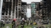 Trabajadores de emergencia transportan escombros de un edificio de varios pisos destruido en un ataque aéreo ruso al comienzo de la guerra entre Rusia y Ucrania en Borodyanka, cerca de Kiev, Ucrania, el sábado 9 de abril de 2022. (Foto AP/Efrem Lukatsky)