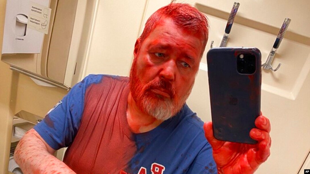 Dmitri Muratov, dobitnik Nobelove nagrade i ruski novinar, pravi telefonom selfi nakon što je napadnut i nakon što je poliven crvenom bojom u vozu. Fotografija je objavljena na Telegram profilu Nove gazete, 7. aprila 2022.