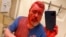 Dmitri Muratov, dobitnik Nobelove nagrade i ruski novinar, pravi telefonom selfi nakon što je napadnut i nakon što je poliven crvenom bojom u vozu. Fotografija je objavljena na Telegram profilu Nove gazete, 7. aprila 2022.