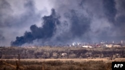 Oblak dima iznad grada Rubižne, u regionu Lugansk u istočnoj Ukrajini, 7. aprila 2022. (Foto: AFP/Fadel Senna)