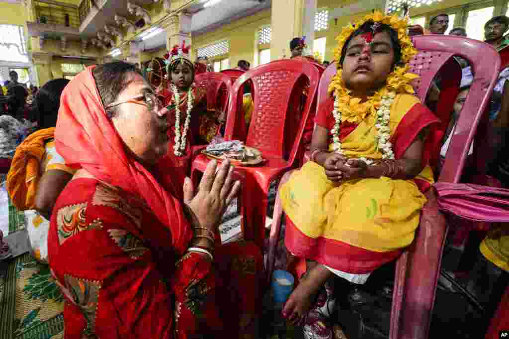 Young girls are dressed up as living goddesses and worshipped as &#39;kumari&#39; or virgin during Bengali Hindu festival Basanti Durga Puja in Kolkata, India.