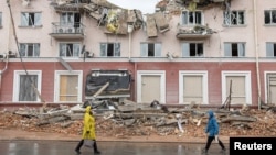 2022年4月 日行人走过被毁的乌克兰酒店