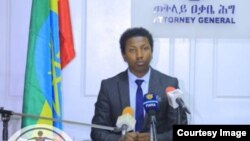 ፎቶ፦ የፍትህ ሚኒስቴር የፕሬስ ሴክሬቴሪያት አቶ አወል ሱልጣን በቢሮአቸው ጋዜጣዊ መግለጫ ሲሰጡ። ከማኅበራዊ ገፃቸው ላይ የተገኘ።