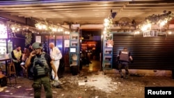 Petugas keamanan dan penyelamatan Israel bekerja di pintu masuk sebuah restoran menyusul insiden di Tel Aviv, Israel 7 April 2022. (Foto: REUTERS/Moti Milrod)