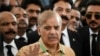 Pemimpin oposisi Pakistan Shehbaz Sharif berbicara dengan media sebelum menghadiri sidang di luar gedung Mahkamah Agung di Islamabad, 7 April 2022. (Aamir QURESHI / AFP)