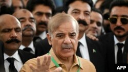 Pemimpin oposisi Pakistan Shehbaz Sharif berbicara dengan media sebelum menghadiri sidang di luar gedung Mahkamah Agung di Islamabad, 7 April 2022. (Aamir QURESHI / AFP)