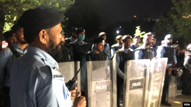 سپریم کورٹ کے باہر پولیس کی بھاری نفری بھی تعینات کی گئی تھی۔