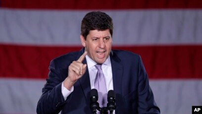 ARCHIVO - Steve Dettelbach habla en el Centro Kilcawley de la Universidad Estatal de Youngstown, el lunes 29 de octubre de 2018, en Youngstown, Ohio. (Foto AP/Tony Dejak)