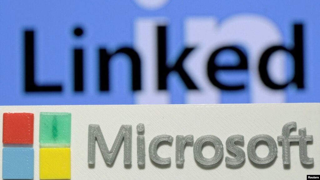  A 3D-printed logo of Microsoft is seen in front of a displayed LinkedIn logo in this illustration taken June 13, 2016. (REUTERS/Dado Ruvic)