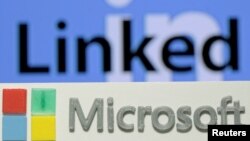  A 3D-printed logo of Microsoft is seen in front of a displayed LinkedIn logo in this illustration taken June 13, 2016. (REUTERS/Dado Ruvic)