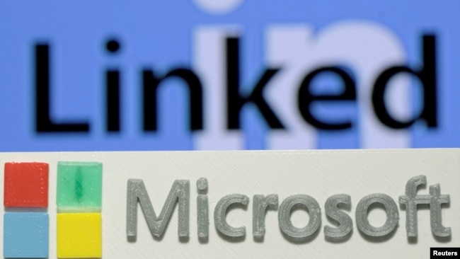  A 3D-printed logo of Microsoft is seen in front of a displayed LinkedIn logo in this illustration taken June 13, 2016. (REUTERS/Dado Ruvic)