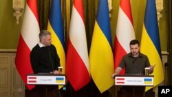 Ukrainian President Volodymyr Zelenskyy, right, and Austria's Chancellor Karl Nehammer speak at a news conference during their meeting in Kyiv, Ukraine, April 9, 2022.