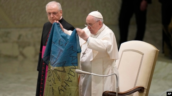 Papa Françesku tregon flamurin që tha se iu soll nga qyteti Bucha, i Ukrainës (6 prill 2022)